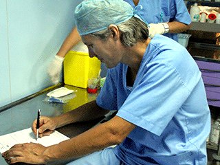 Cirujano pediátrico planificando intervención quirúrgica en quirófano