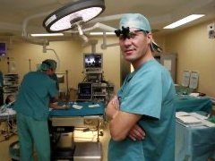 Cirujano pediátrico en quirófano durante intervención urológica infantil en Murcia